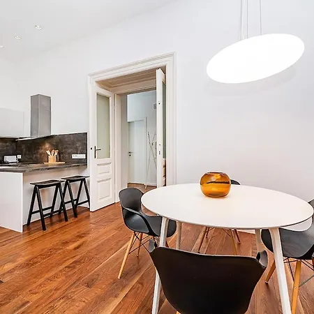 Stunning 2 Bed In Prime Location Apartment *