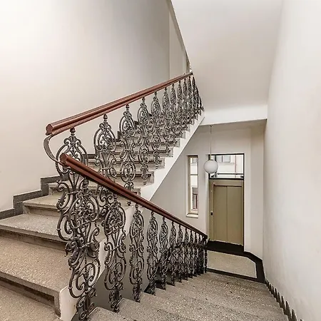Stunning 2 Bed In Prime Location Apartment *